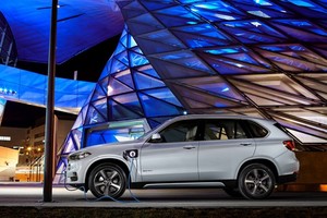 BMW įmontavo hibridinę sistemą į visureigį X5