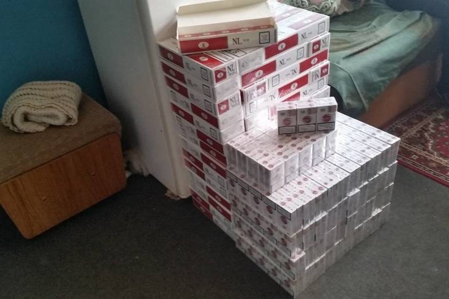 Kontrabandinės cigaretės buvo slepiamos patalynės dėžėse.