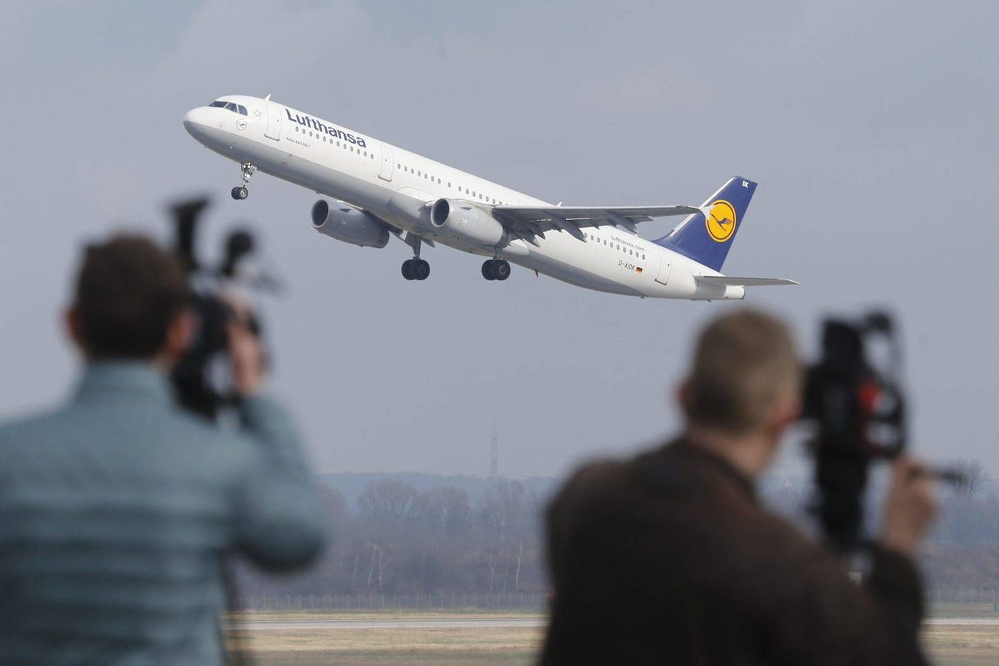 „Germanwings“ pirminės bendrovės „Lufthansa“ vadovas C.Spohras atskirai nurodė, kad „dviejų asmenų taisyklė“ bus aptarta penktadienį.