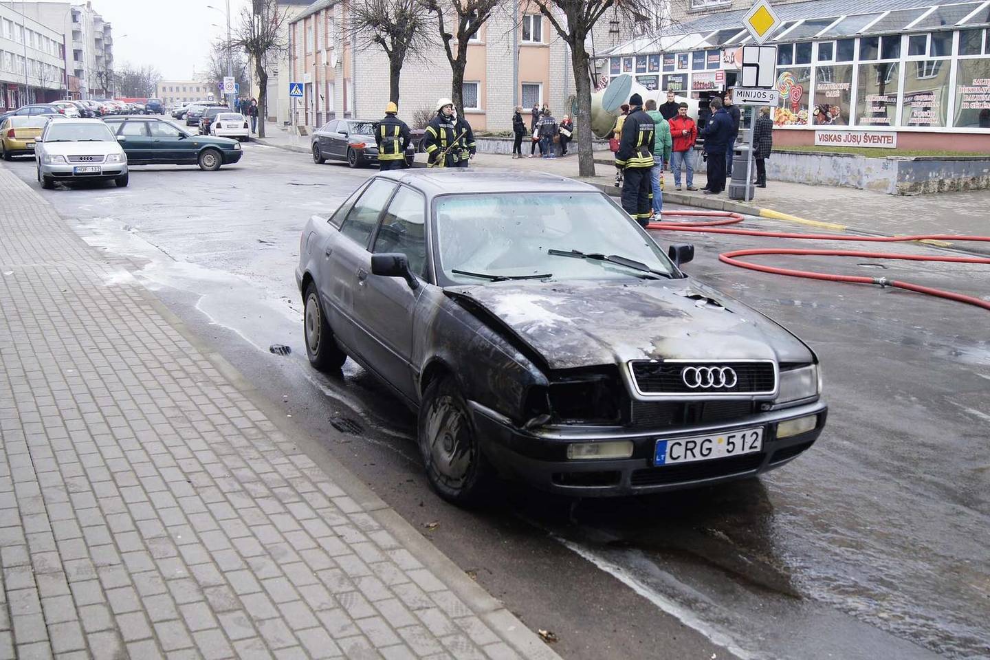 Ugniagesiai neleido liepsnai visiškai praryti automobilio.