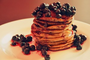 Puikiai dienos pradžiai – grikių blynai su mėlynėmis