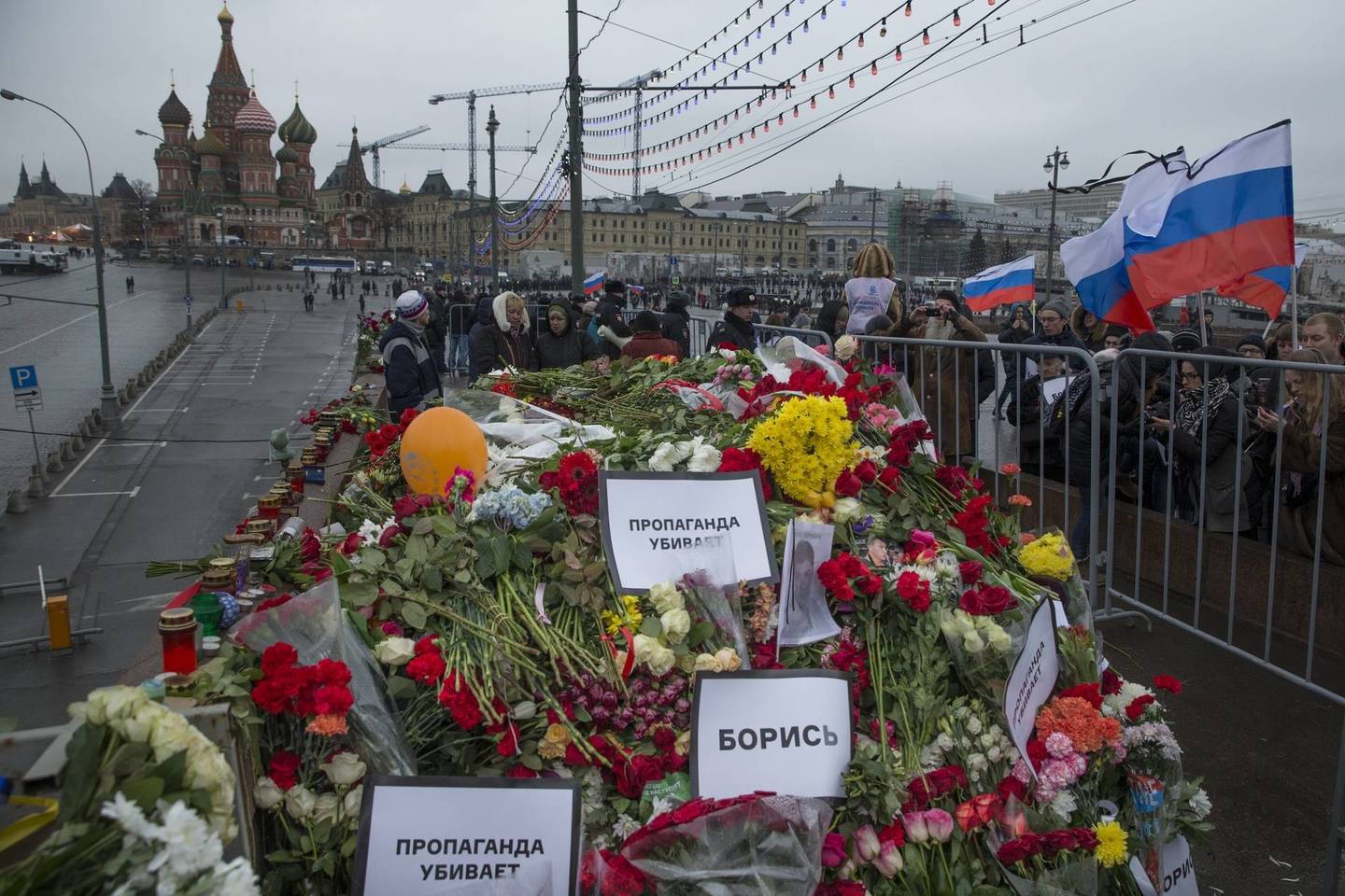 Į B.Nemcovo nužudymo vietą maskviečiai nešė gėles, nuotraukas ir žvakes.<br>AP nuotr.