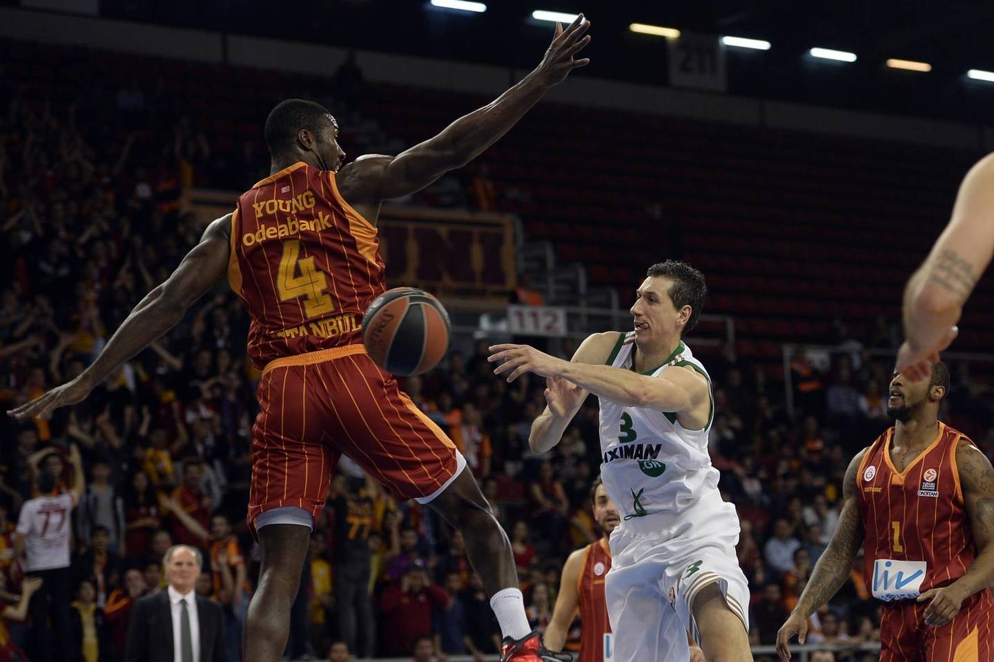 Stambulo „Galatasaray“ pralaimėjo 9-ąsias iš eilės rungtynes – šįkart „Panathinaikos“ (balta apranga).
