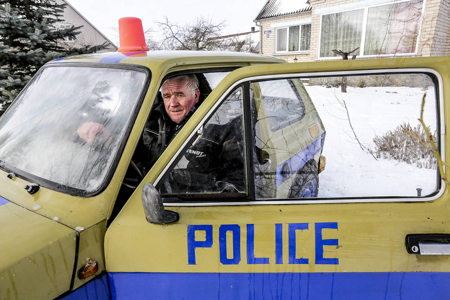 „Policijos“ automobilio šeimininkas pagerbė žuvusius kaimynus.