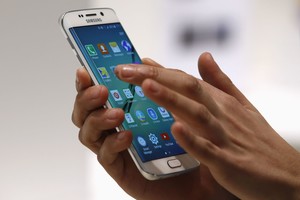 „Galaxy S6 Edge“ ekranas – nesudaužomas?