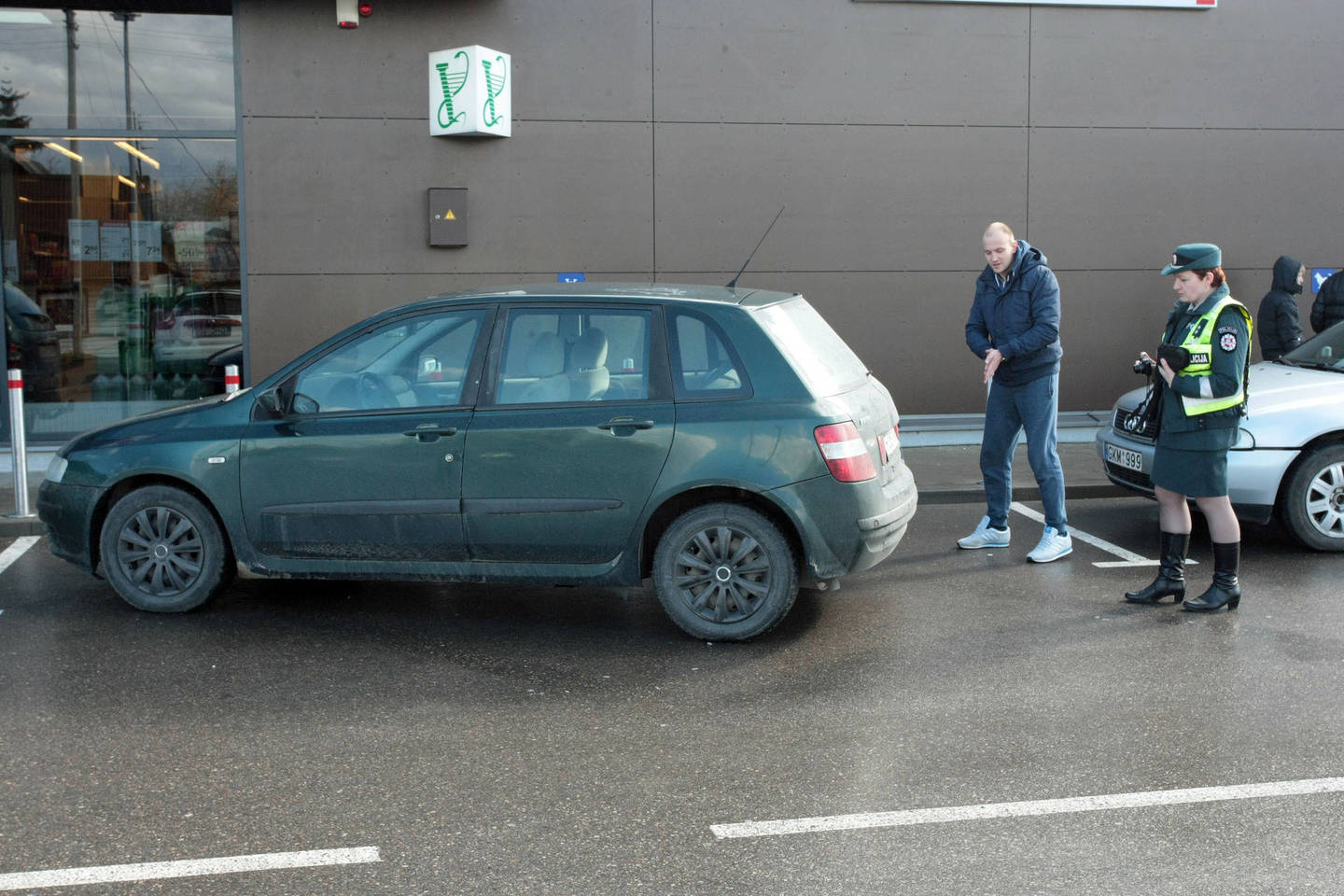 Kaune automobilis partrenkė dvi moteris.