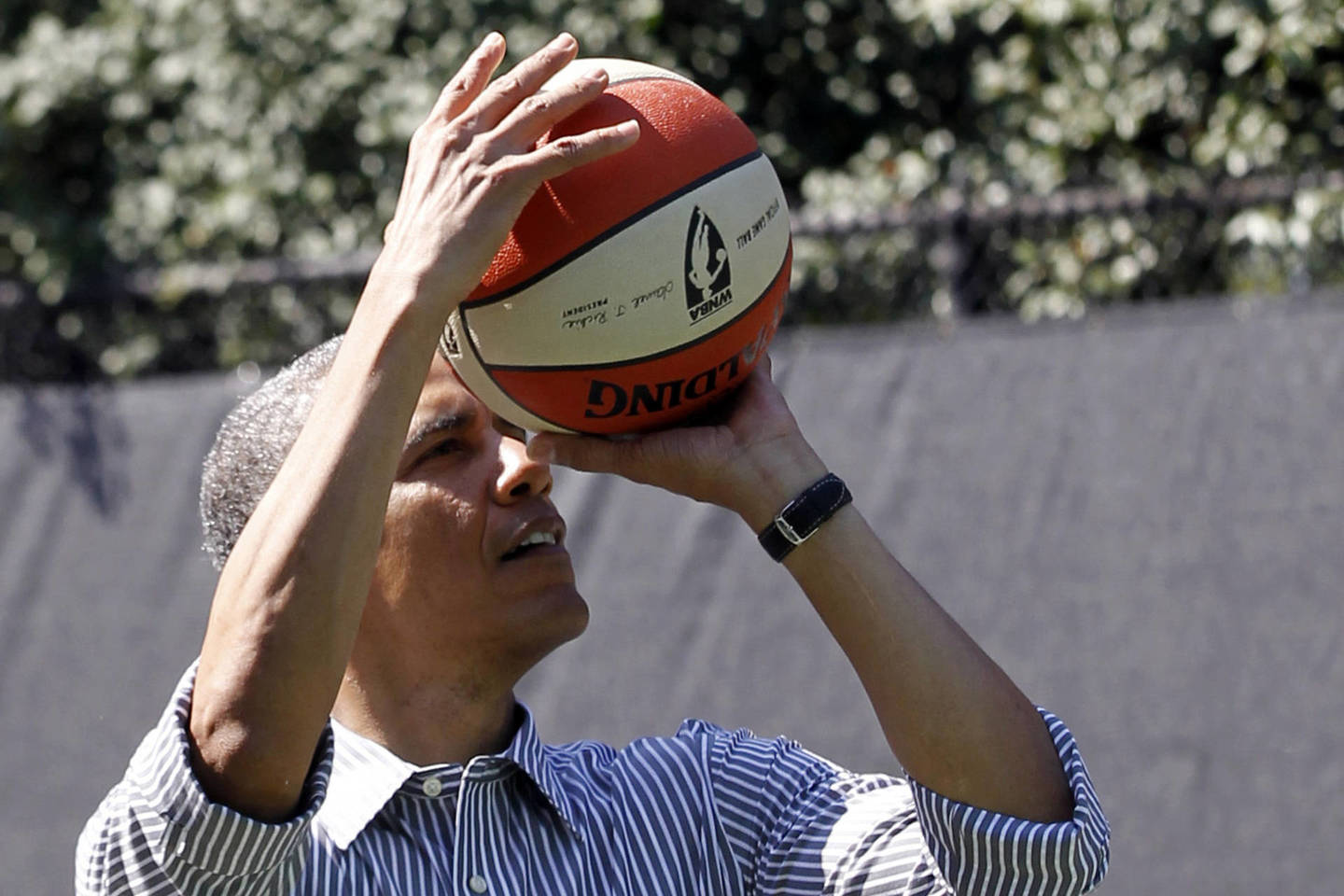 Pagal vieną pusiau rimtą scenarijų B.Obama žiūrėtų krepšinį, kai Rusija pradėtų invaziją į Baltijos šalis.<br>„Reuters“/ „Scanpix“ nuotr.