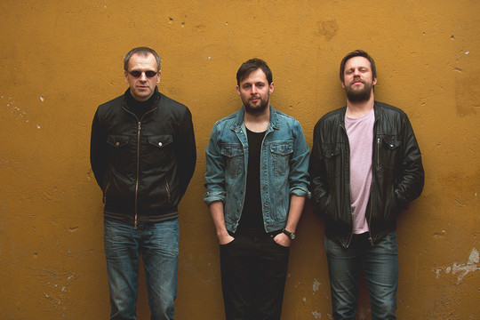 Publikai prisistatė patyrusių muzikantų trio „Sisters On Wire“