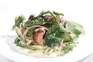 Išskirtinio skonio salotos su rūkyta vištiena