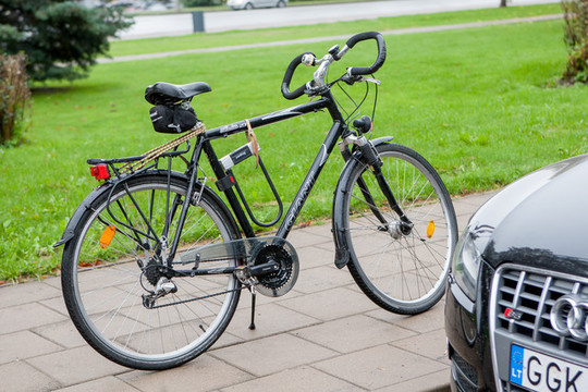 Vagys nespėjo įsilaužti į dviračių parduotuvę