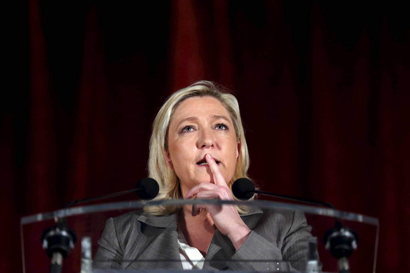 Dėl savo rasistinių pareiškimų žinoma radikali M.Le Pen partija dabar į savo pusę pradėjo traukti homoseksualus. Nors partija prieštarauja vienos lyties santuokoms ir deklaruoja paramą tradicinėms šeimos vertybėms, aktyvistas teigia, kad po M.Le Pen atėjimo į partiją ši tapo atviresnė mažumoms negu didžiausios šalies partijos.