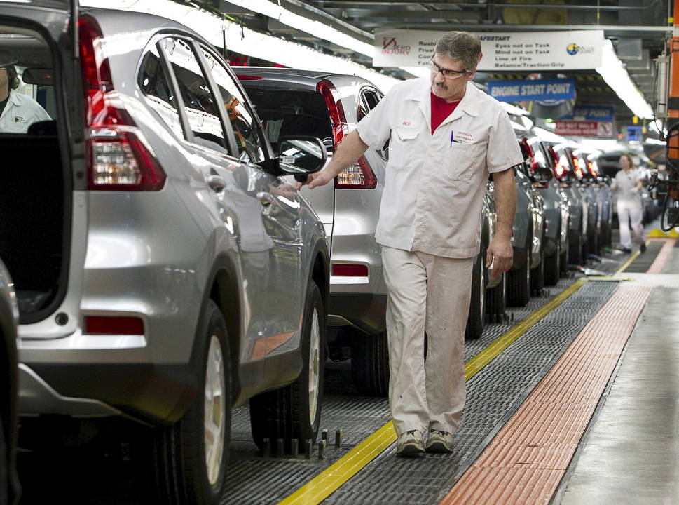 „Honda“ gamykloje darbuotojai kruopščiai apžiūri baigtus rinkti automobilius.<br>Reuters/Scanpix nuotr.