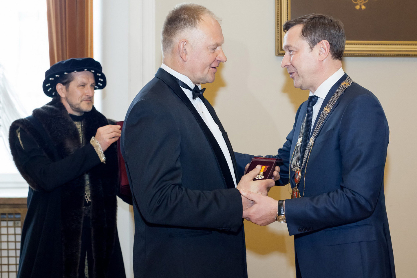 V.Urbą medaliu apdovanojo A.Zuokas.<br>Vilniaus savivaldybės nuotr.