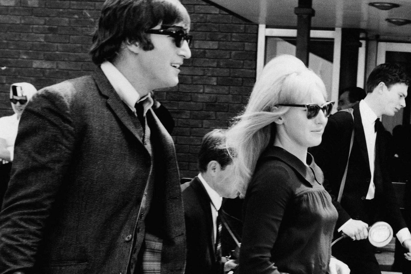 Cynthia Lennon su Johnu Lennonu 1964-aisiais Lutono oro uoste.