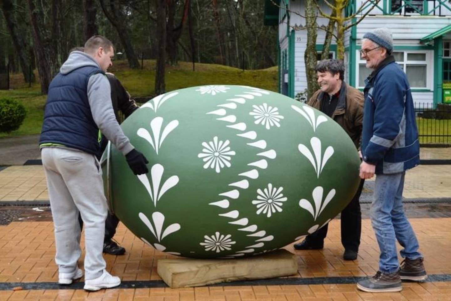 Jau tapo tradicija, jog kasmet, artėjant vienai iš gražiausių pavasario švenčių, palangiškių ir kurorto svečių pamėgta J. Basanavičiaus gatvė padabinama įspūdingo dydžio margučiais.