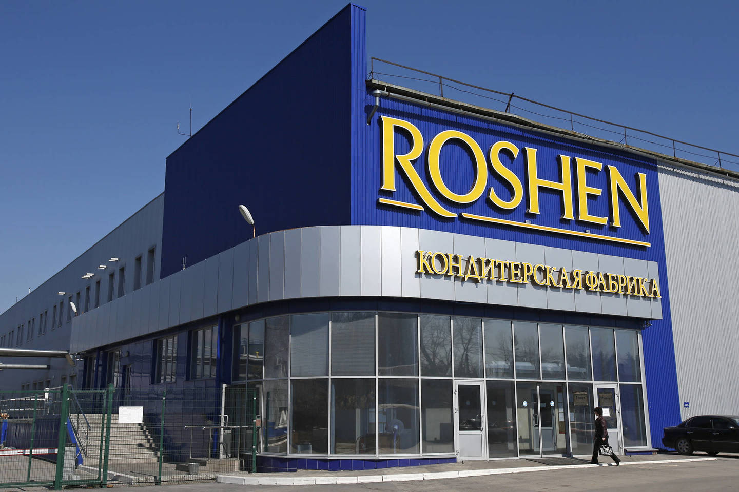 Lipecke vietinės OMON policijos pajėgos trečiadienį krėtė Ukrainos prezidentui Petro Porošenkai priklausančios „Roshen“ įmonės fabriką