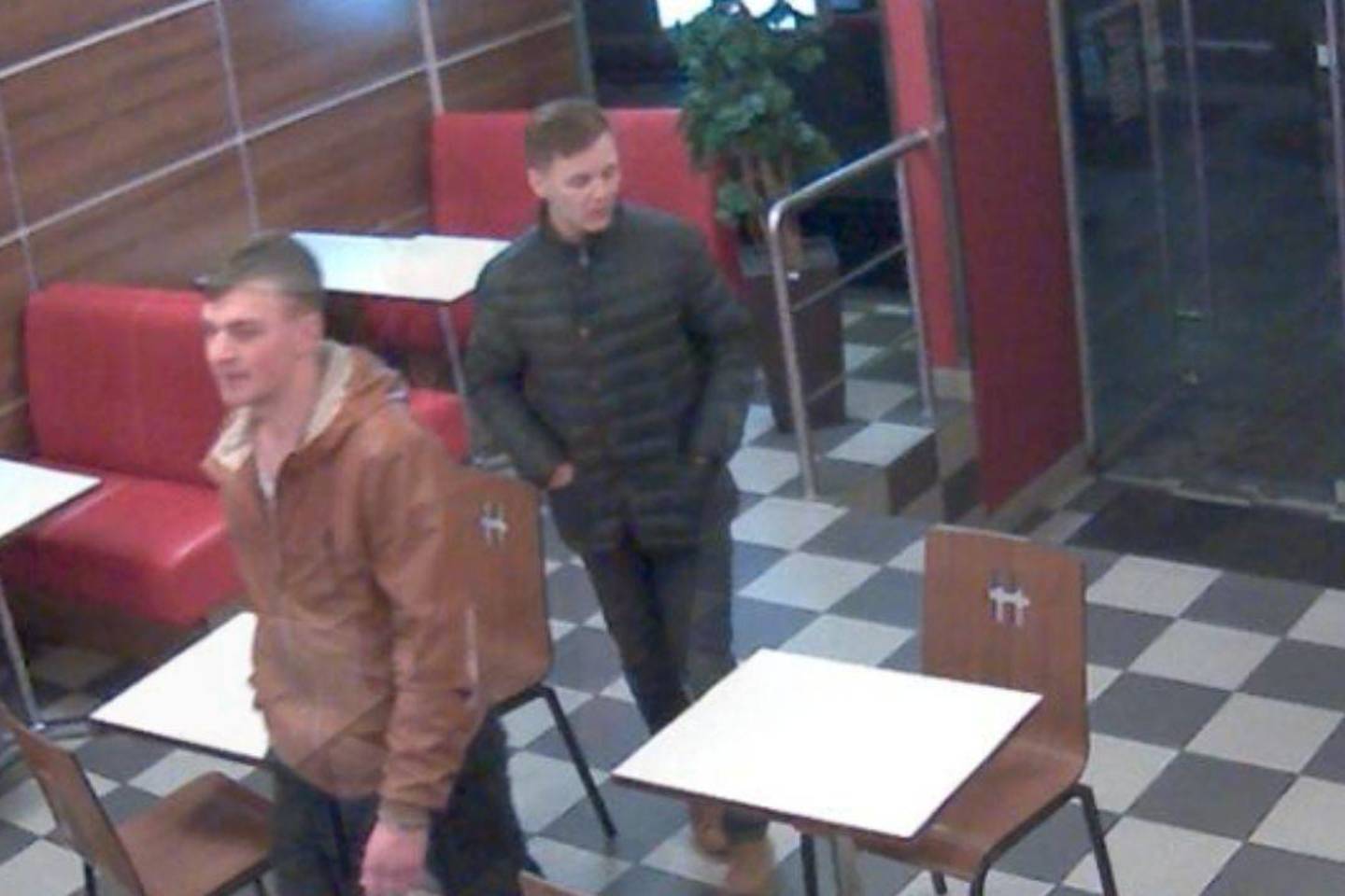Policija prašo atpažinti šiuos jaunuolius.