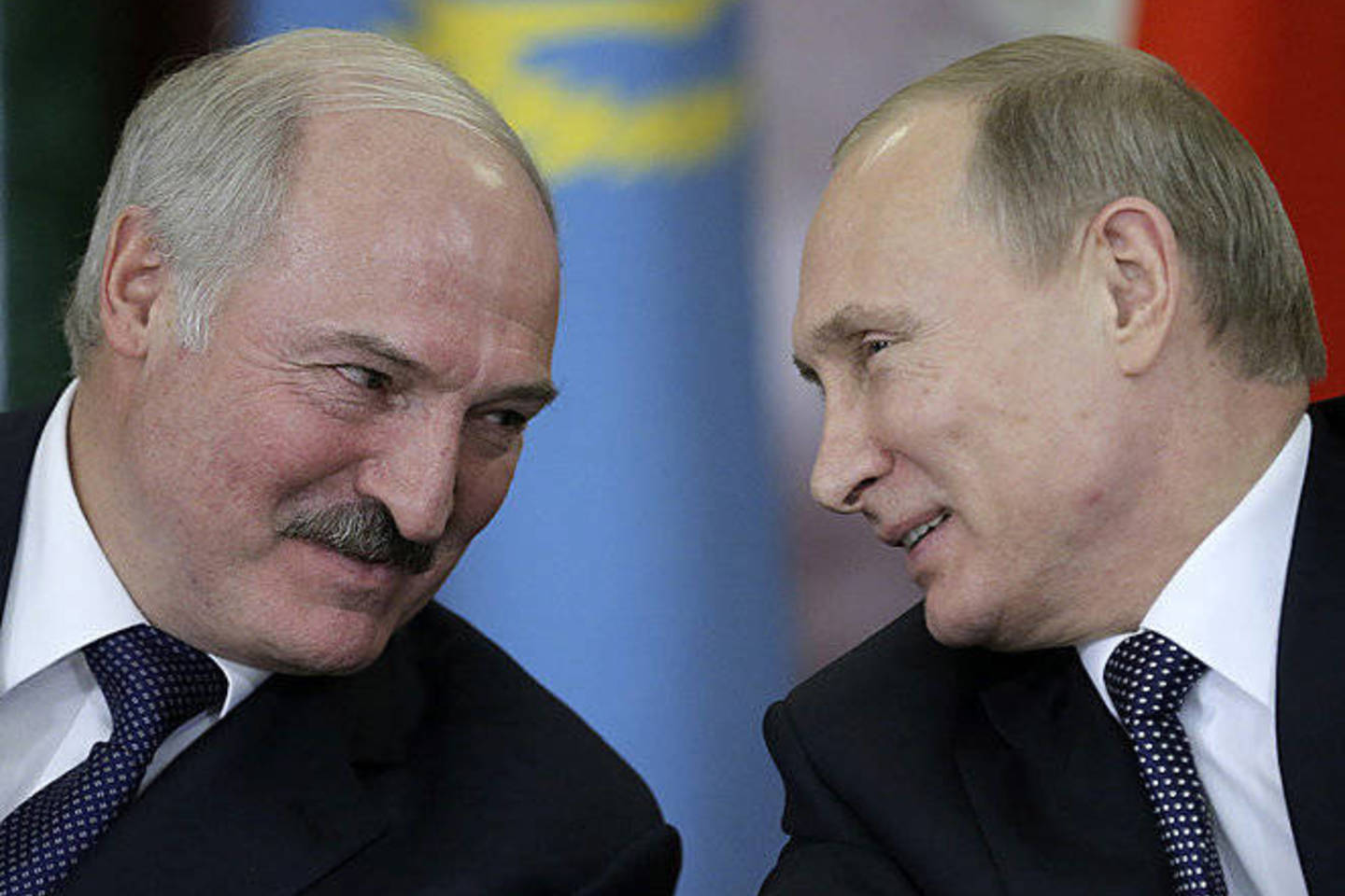 A.Lukašenka (kairėje) įsitikinęs, kad V.Putinas nepuls jo valdomos šalies.