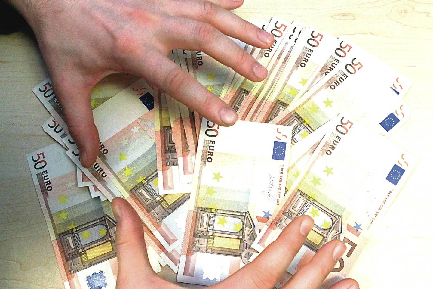 Bandymai tūkstančiais eurų papirkti policijos pareigūnus tampa kasdienybe.
