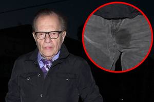 Įtartina dėmė ant kelnių privertė raudonuoti garsųjį Larry Kingą