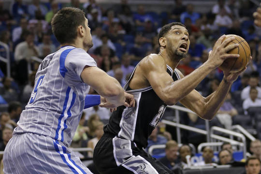 T.Duncanas įveikė istorinę ribą, „Spurs" taškus rinko A.Baynesas