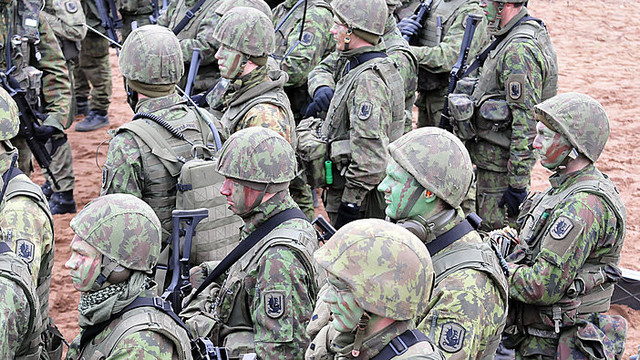 Lietuvos kariuomenė ginkluojasi: daugiau karo technikos ir karių