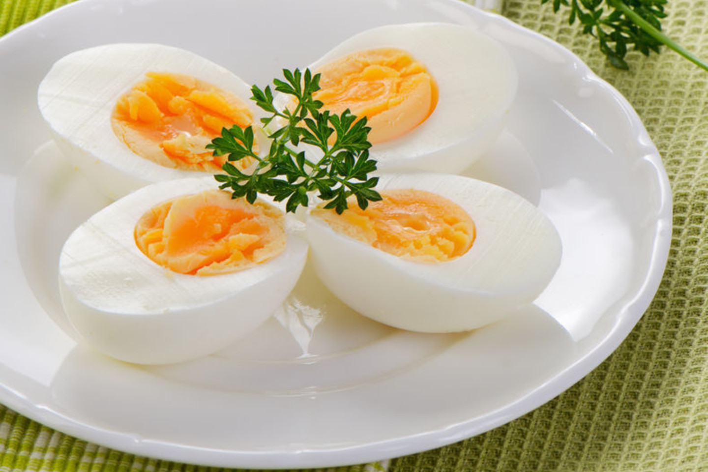 Geriausiai skrandis virškina kiaušinį, kurio ir baltymas, ir trynys yra gerai išvirę.<br>123rf nuotr.