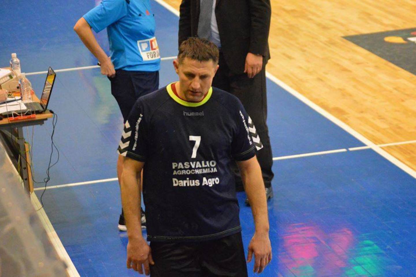 Pasvalio „Rankininko“ komandos žaidėjas A.Balčiūnas už keiksmažodžius buvo išvarytas iš aikštės.<br>LRL nuotr.