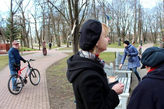 Pirklio priesakų vykdytojai sužvarbusius žmones šildė arbata