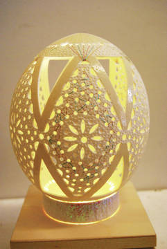 Įspūdinga: stručio margučiai, siuvinėti aukso siūlais