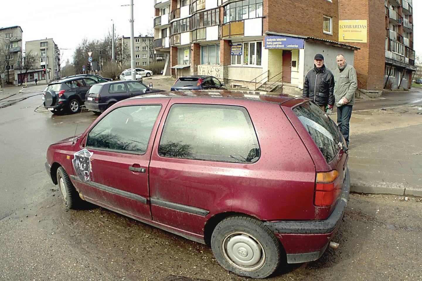 Šis „Volkswagen“ Naujininkuose jau ne vieną mėnesį trukdo ir pėstiesiems, ir automobilių eismui.