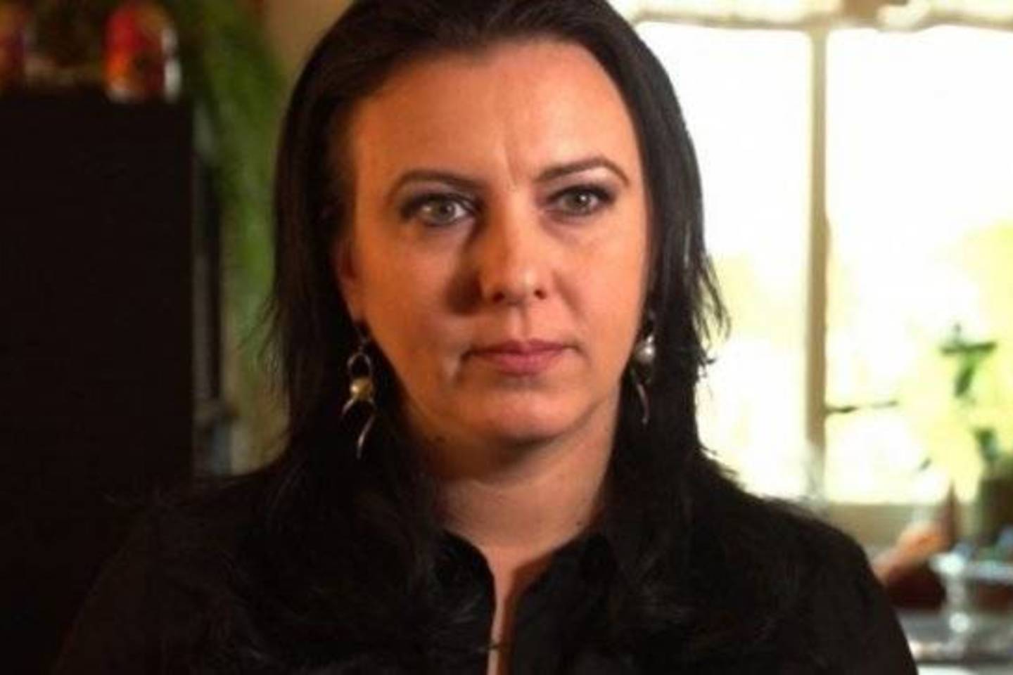 Indrė į Švediją pabėgo nuo siaubą keliančių vyro persekiojimų, primenančių kriminalinius serialus. Po keleto metų Švedijoje atsidūrė ir Rūta.