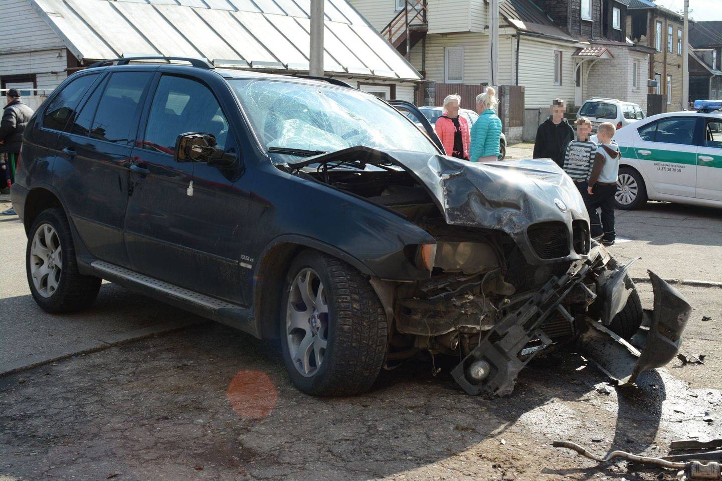 BMW vairuotojas pasišalino iš įvykio vietos.