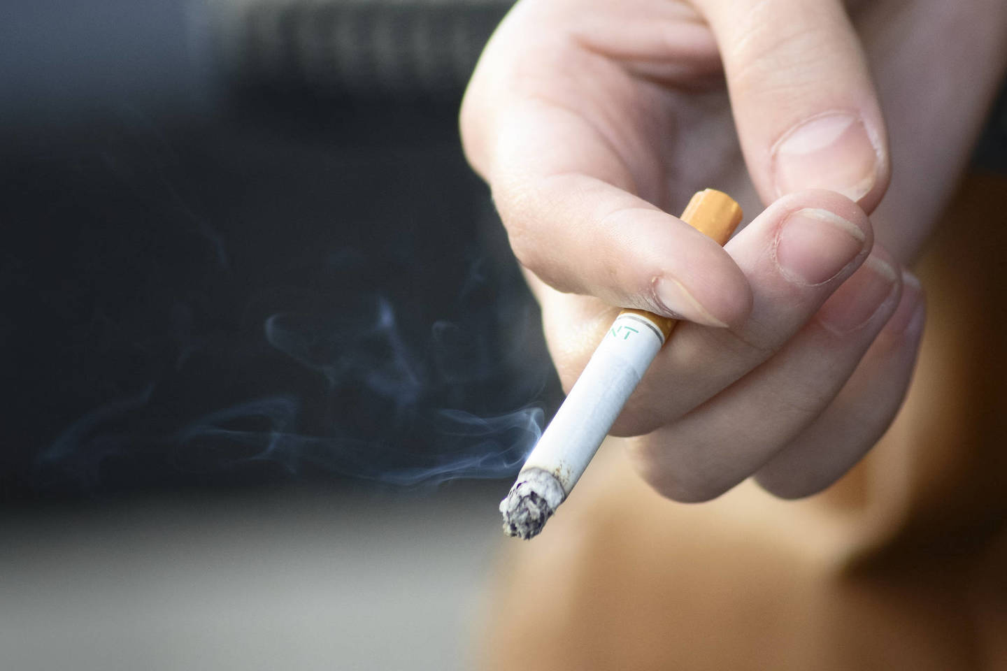 Vyras į sugyventinės galvą užgesino cigaretę.