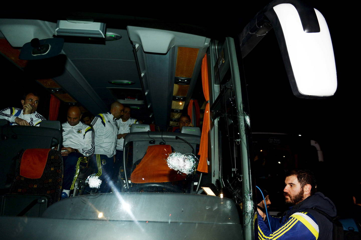 Važiuojant Trabzono oro uosto link, „Fenerbahce“ vežusį autobusą kliudė kulkos.