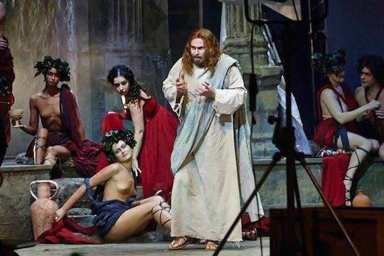 Rusijos garsenybę įsiutino Kremliaus apynasris menui