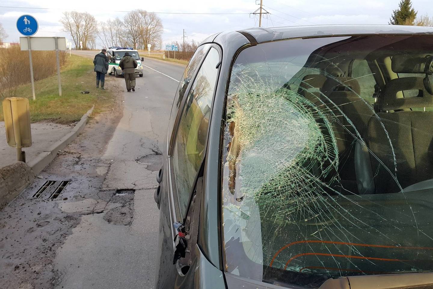 Vaikinas užšoko ant automobilio priekinio stiklo.