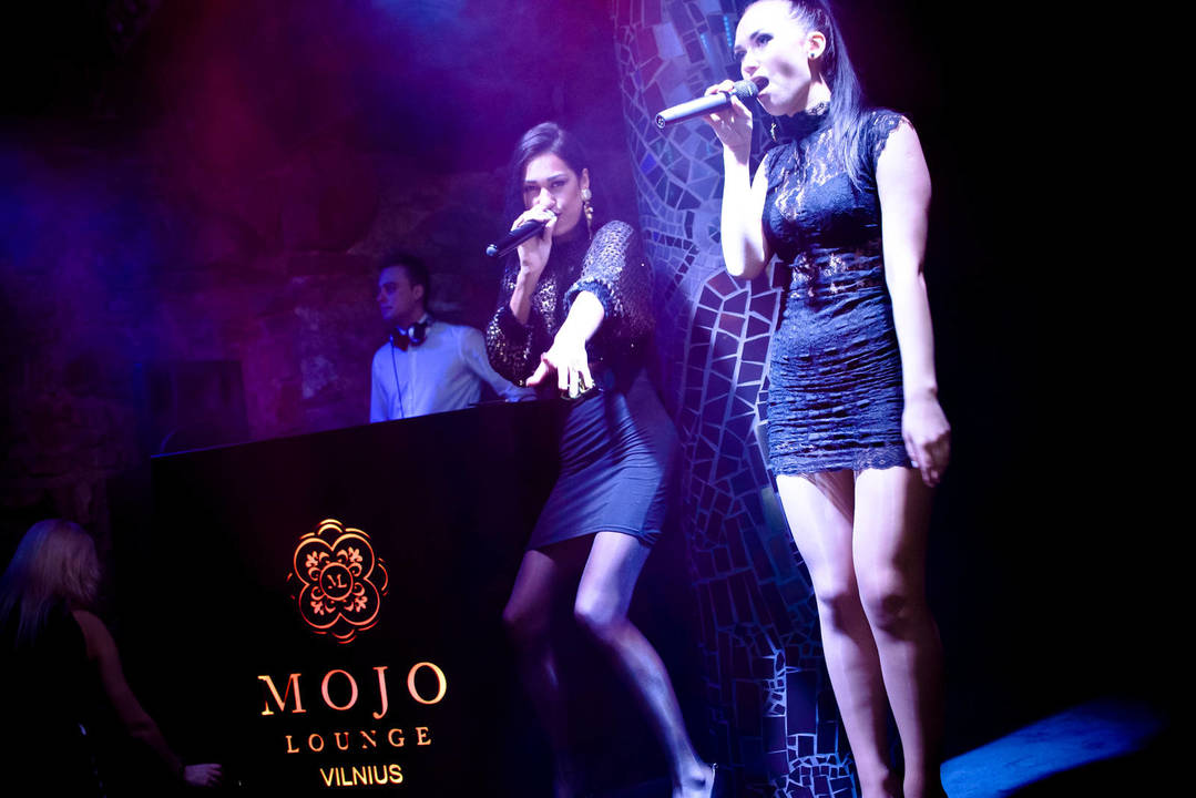 Velykinė vakaro kulminacija Vilniaus „Mojo Lounge“ klube tapo dviejų žavių merginų Monikos ir Kristinos pasirodymas.<br>T.Petrovskio nuotr.