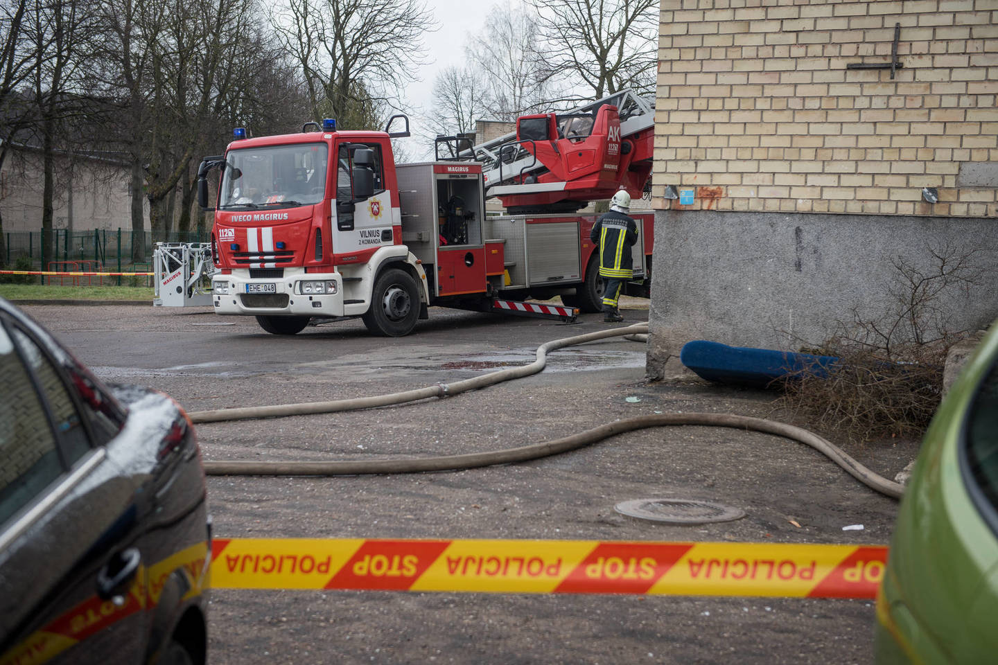 Ugniagesiai vyko gesinti namo rūsyje degančių šiukšlių.