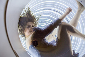 Menininkė Monika Dirsytė surengė performansą vamzdyje