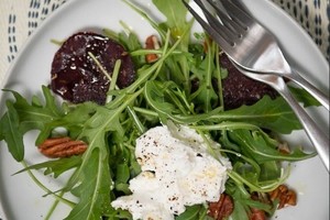 Keptų burokėlių salotos su ožkų pieno sūriu: N. Degutienė pasidalijo receptu