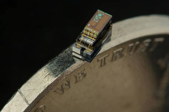 Kompiuterį suspaudė į ryžio grūdą