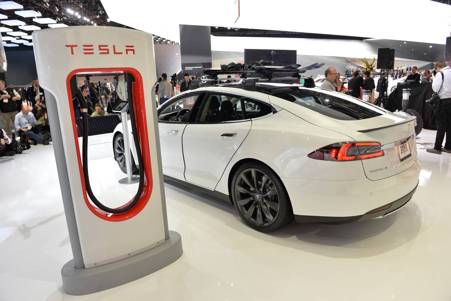 „Tesla“ ruošiasi Lietuvoje statyti pirmąją „Supercharger“ elektromobilių įkrovimo stotelę.<br>AFP/Scanpix nuotr.