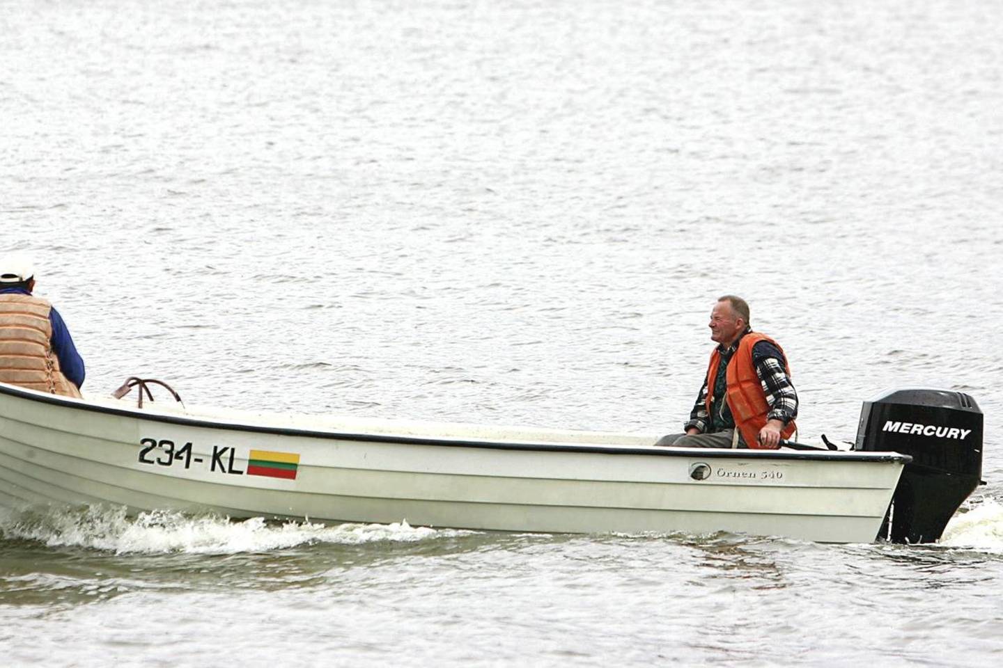 Prie paprastos valties prikabinę variklį žvejai išsyk plaukti į ežerą negali.