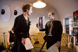 „Neteisėtai padaryti“ pristato naują dainą „Globalus Kazys“