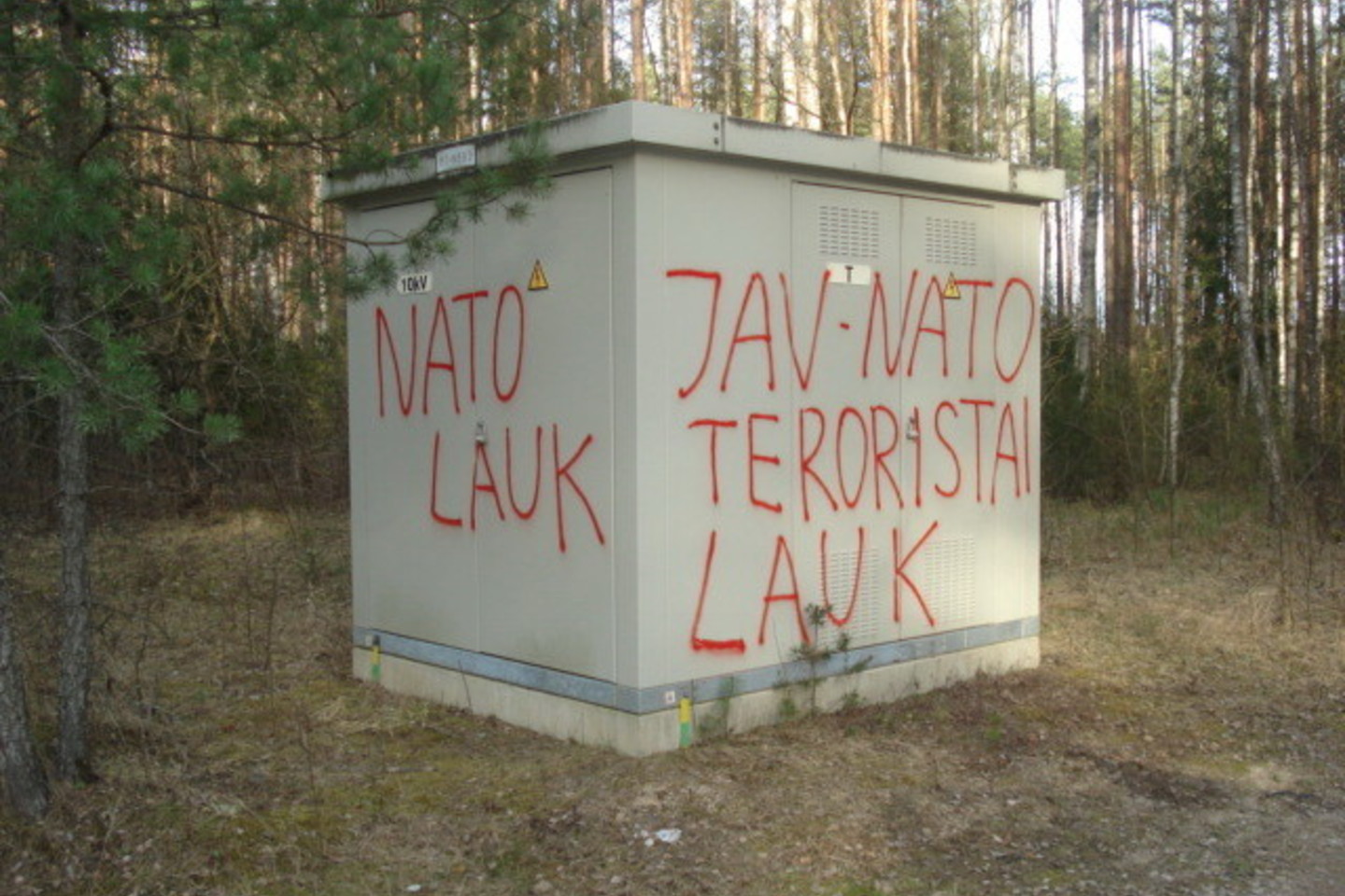 Švenčionių rajone vandalai paliko prieš NATO nukreiptų užrašų.