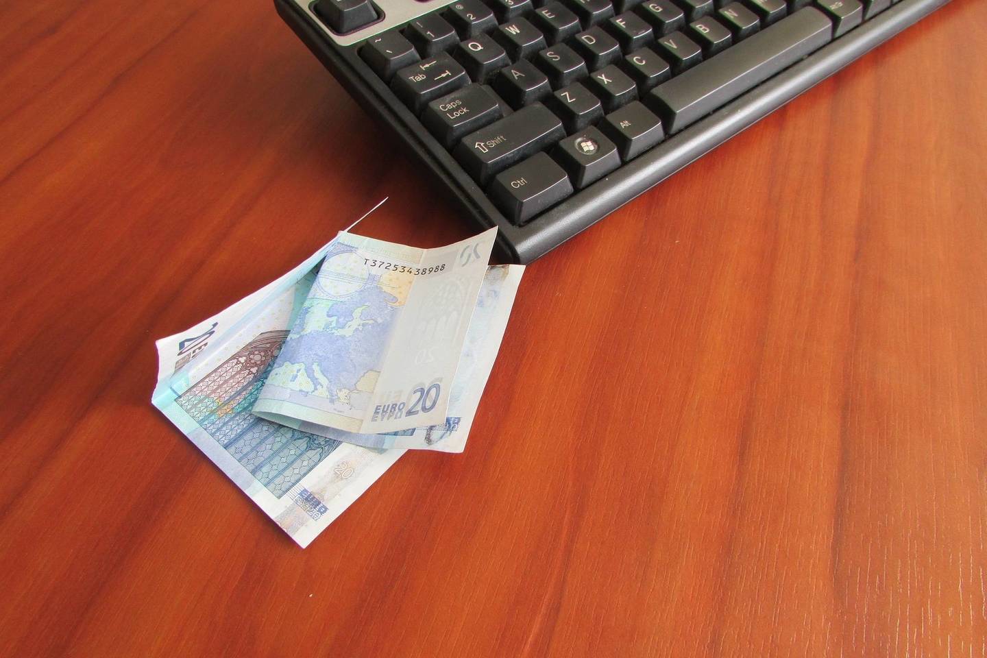 Bandė išsipirkti muitinėje, o „nusipirko“ ikiteisminį tyrimą.