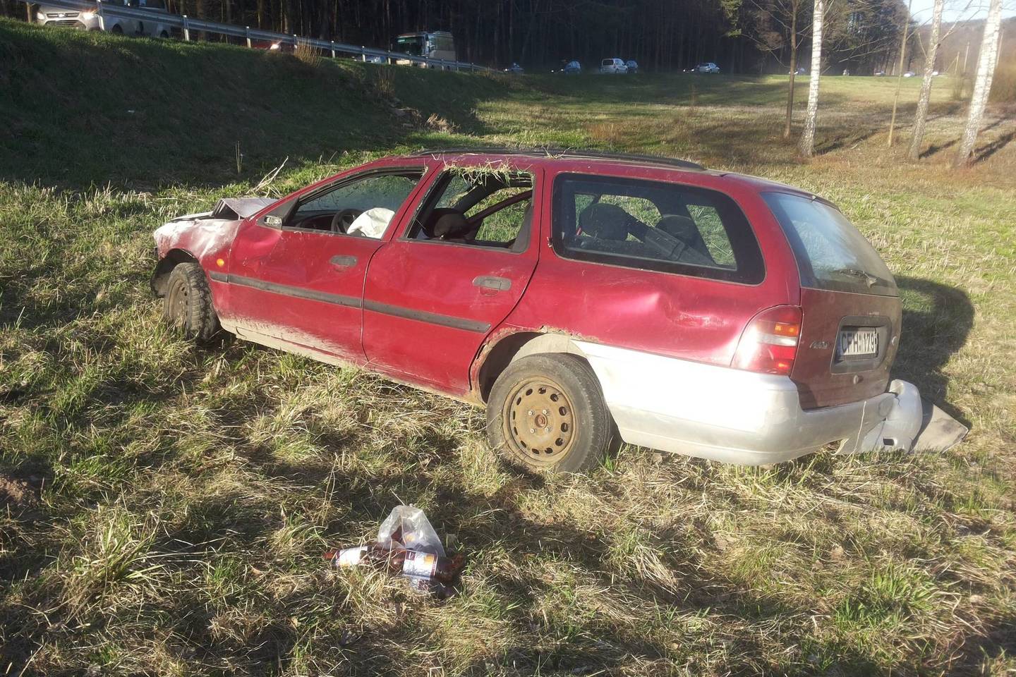 Po susidūrimo „Ford“ markės automobilis nusirito nuo skardžio ir apsivertė.