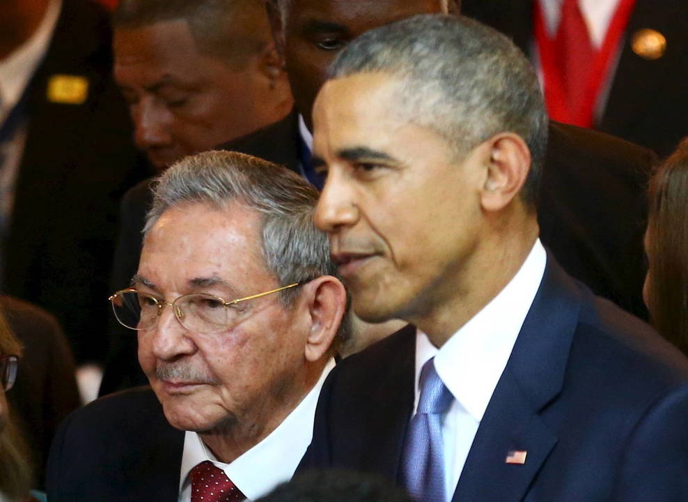 Vien B.Obamos ir R.Castro buvimas toje pačioje patalpoje tapo galingu simboliu pastangose atnaujinti diplomatinius ryšius.<br>„Reuters“/“Scanpix“ nuotr.