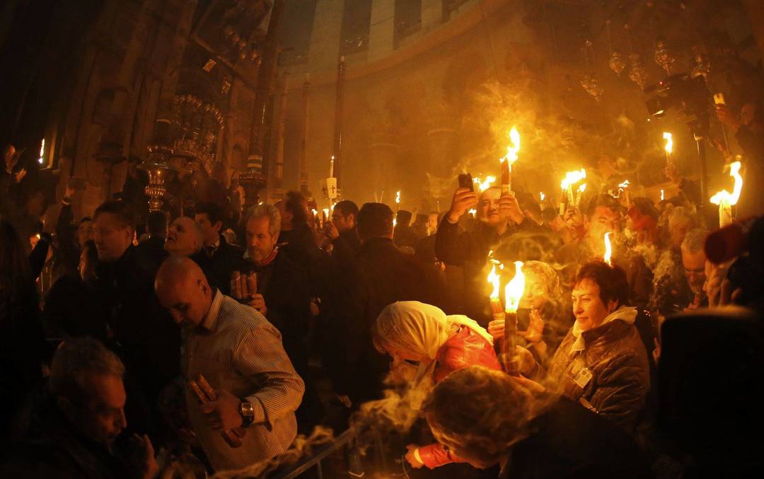 Maldininkai rinkosi Jeruzalėje esančioje Kristaus kapo bažnyčioje.<br>AFP/Scanpix nuotr.